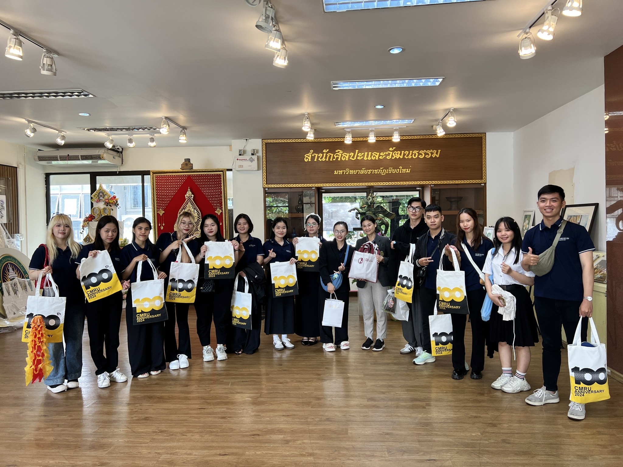 ภาพประกอบ: คณะอาจารย์และนักศึกษาจาก Duy Tan University สาขา Hospitality &amp; Tourism ประเทศเวียตนา เยี่ยมชมและศึกษาดูงานแหล่งเรียนรู้ของสำนักศิลปะและวัฒนธรรม