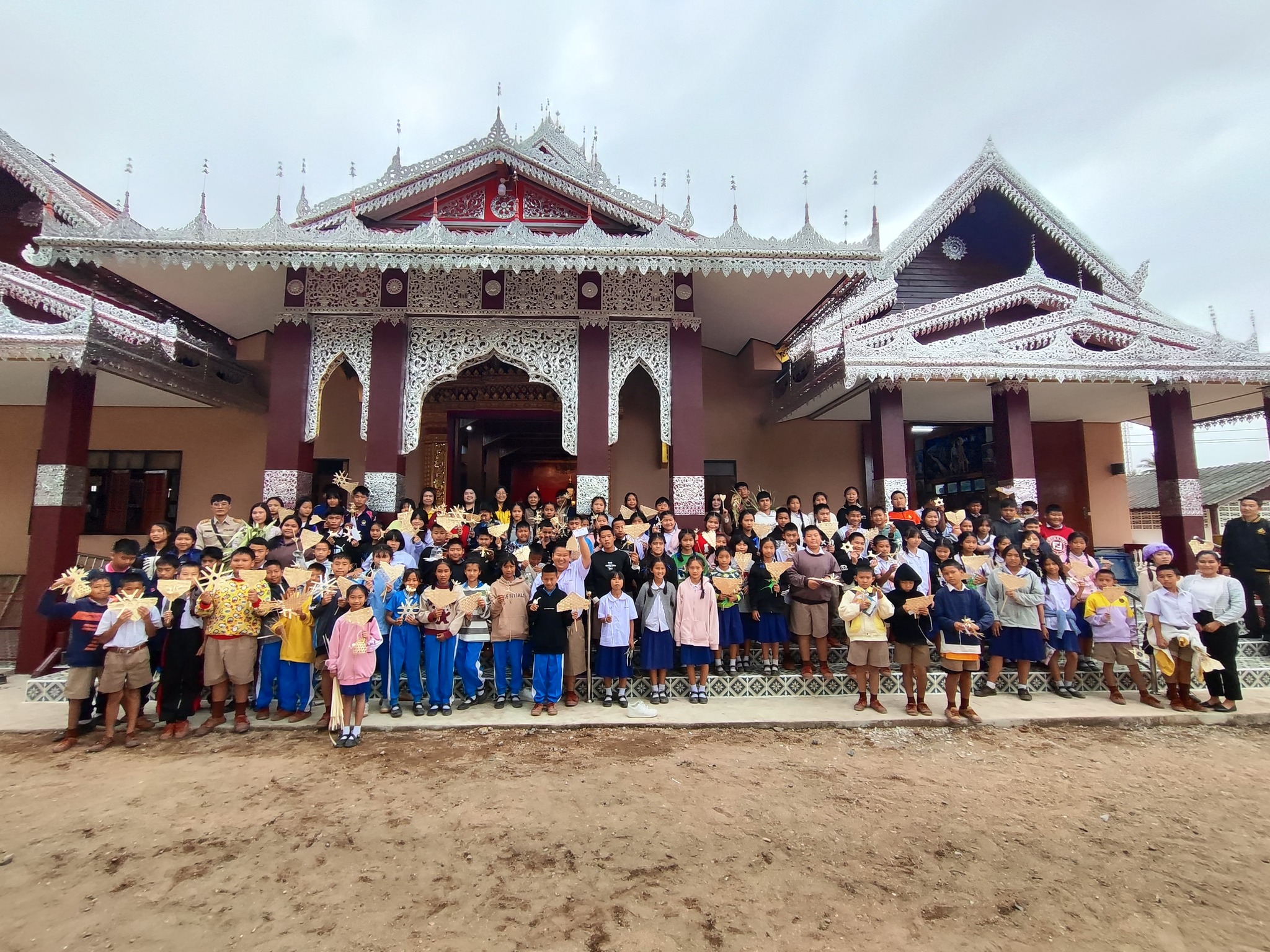 ภาพประกอบ: ดำเนินโครงการส่งเสริมภูมิปัญญาล้านนาหัตถกรรมใบลานโดยผ่านกระบวนการเรียนรู้แบบมีส่วนร่วมเพื่อสร้างสรรค์เป็นผลิตภัณฑ์เชิงพาณิชย์แบบร่วมสมัย ณ วัดป่าตุ้มดอน ต.ป่าตุ้ม อ.พร้าว จ.เชียงใหม่
