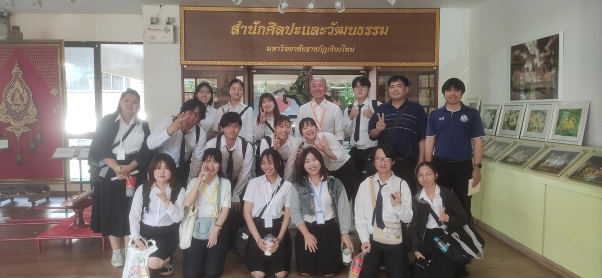 ภาพประกอบ: ต้อนรับอาจารย์และนักศึกษา จาก Shiga University of education ประเทศญี่ปุ่น ที่มาเยี่ยมชมและศึกษาดูงานแหล่งเรียนรู้ของสำนักศิลปะและวัฒนธรรม และร่วมกิจกรรมการเรียนรู้ทางศิลปวัฒนธรรมไทยหลักสูตรระยะสั้น “การตัดตุงไส้หมู”
