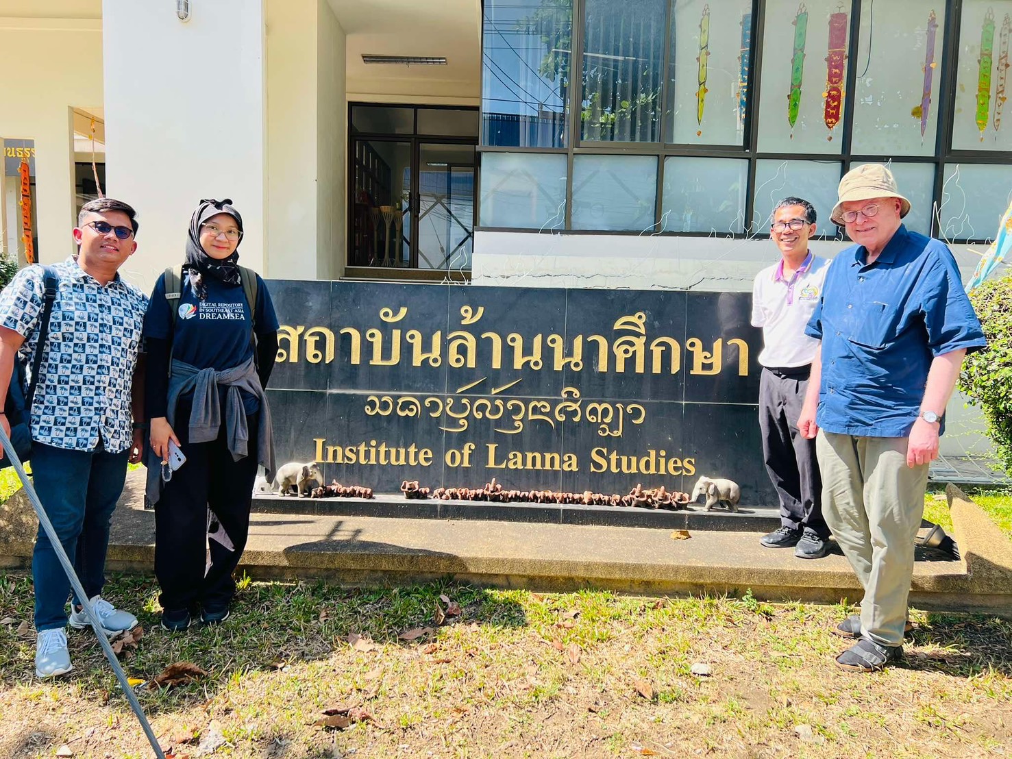 ภาพประกอบ: ให้การต้อนรับ Prof. Dr. Volker Grabowsky จากมหาวิทยาลัยฮัมบวร์ก ประเทศเยอรมัน พร้อมด้วย คณะทำงานโครงการ Digital Repository of Endangered and Affected Manuscripts in Southeast Asia (DREAMSEA) ประเทศอินโดนีเซีย เพื่อแลกเปลี่ยนข้อมูลวิชาการด้านการอนุรัก