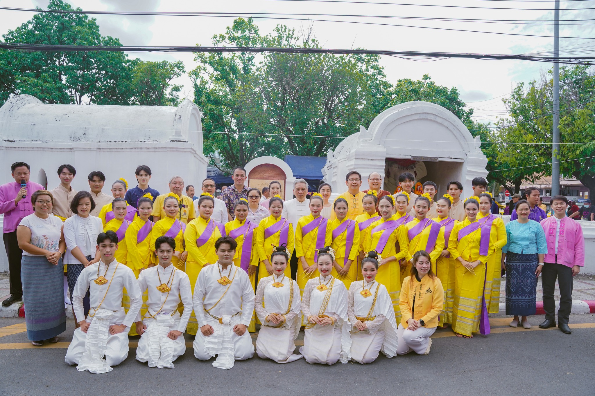 ภาพประกอบ: ร่วมจัดกิจกรรมป๋าเวณีทำบุญตักบาตร และบวงสรวงเจ้าพ่อช้างเผือก “ไหว้สาพญาช้างเผือกหัวเวียงเชียงใหม่” ณ อนุสาวรีย์ช้างเผือก
