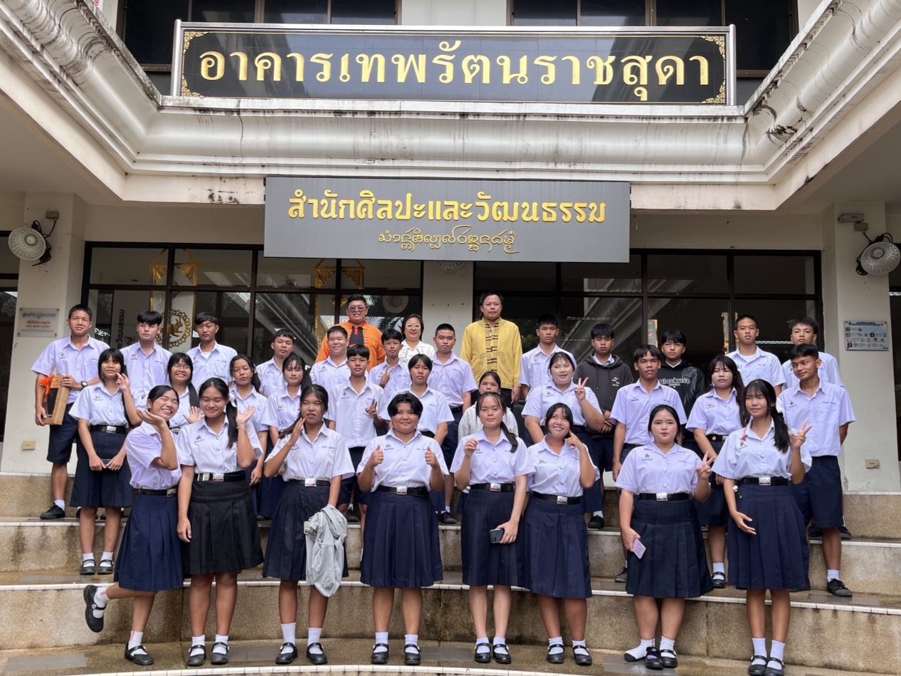 ภาพประกอบ: ให้การต้อนรับคณะครูและนักเรียนจาก โรงเรียนกาวิละวิทยาลัย จังหวัดเชียงใหม่ เยี่ยมชมพิพิธภัณฑ์แหล่งเรียนรู้ด้านศิลปวัฒนธรรมไทย