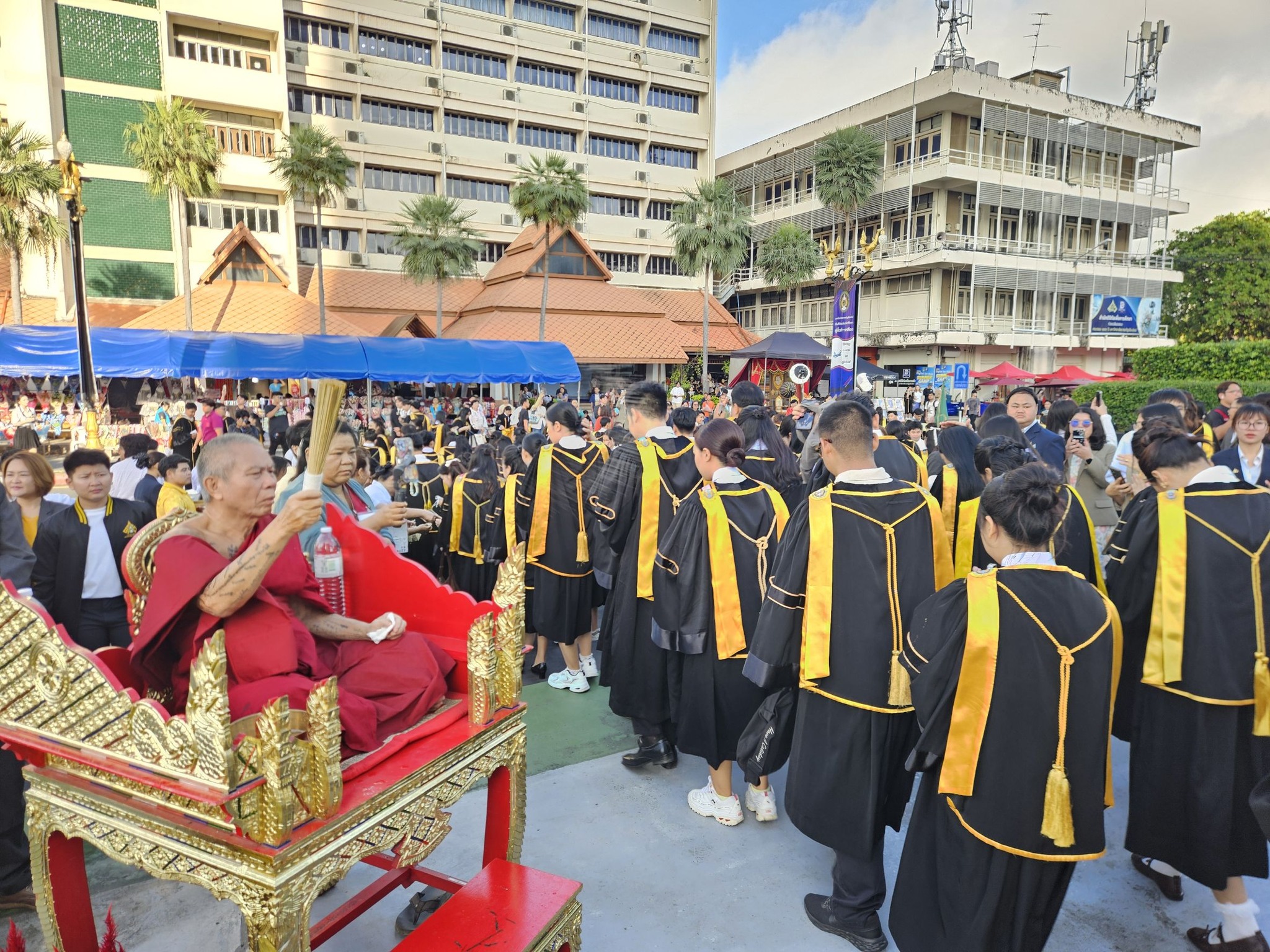 ภาพประกอบ: สำนักศิลปะและวัฒนธรรม ปฏิบัติงานฝ่ายพิธีสงฆ์ ในพิธีบัณฑิตานุสรณ์ ประจำปี 2568