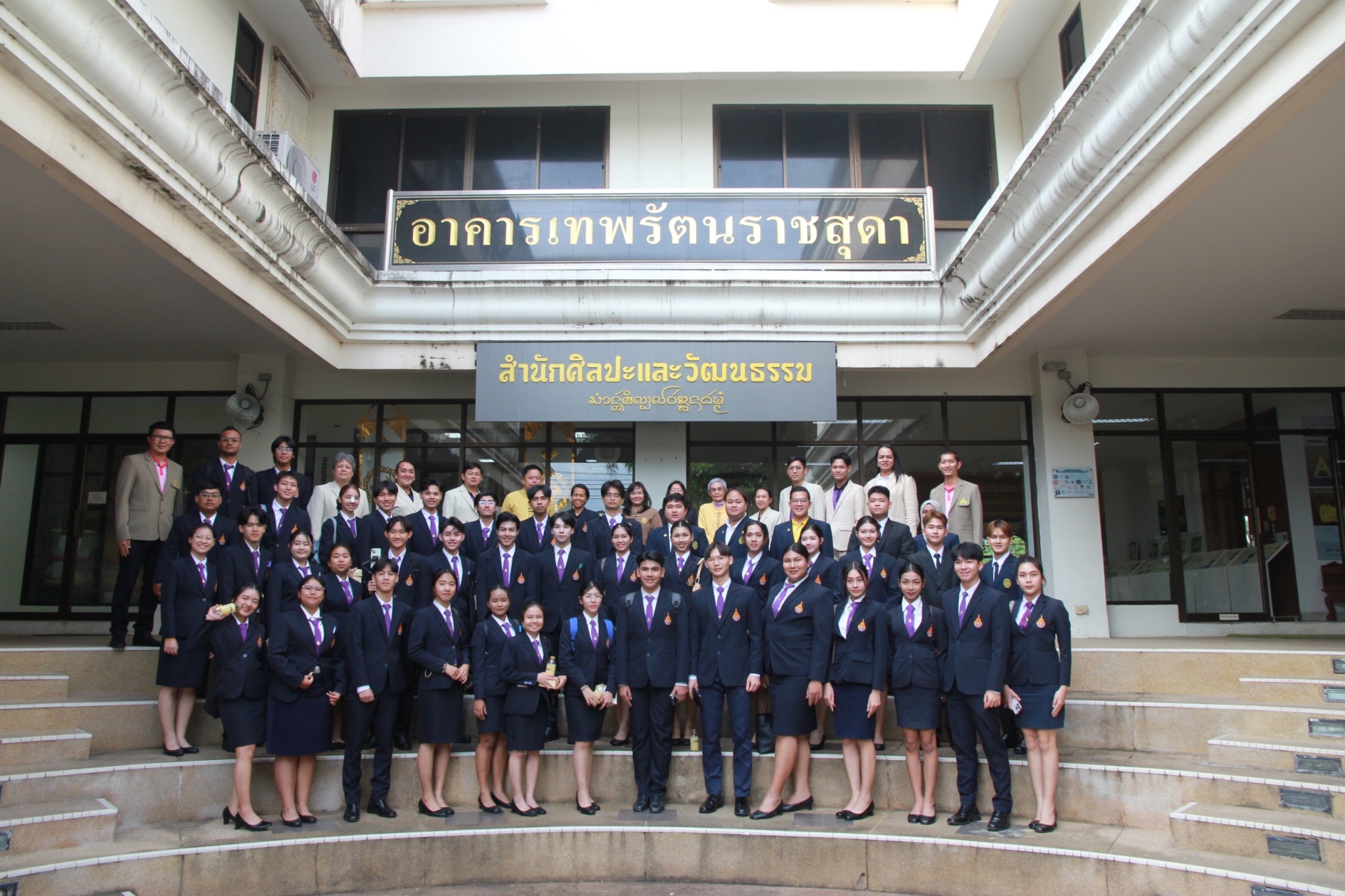 ภาพประกอบ: ให้การต้อนรับคณะอาจารย์ บุคลากร และผู้นำนักศึกษาจาก มหาวิทยาลัยเทคโนโลยีราชมงคลพระนคร ที่มาเยี่ยมชมพิพิธภัณฑ์และแหล่งเรียนรู้ด้านศิลปะและวัฒนธรร