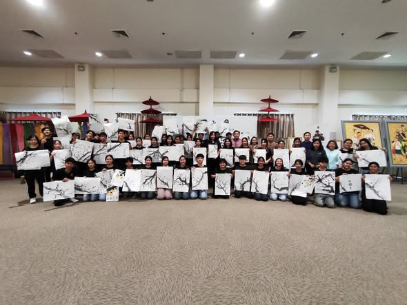 ภาพประกอบ: โครงการพัฒนาตามแนวนโยบาย 1 นักศึกษา 1 ศิลปวัฒนธรรมกิจกรรมการอบรมหลักสูตร “ศิลปวัฒนธรรมนานาชาติ : ศิลปะการเขียนพู่กันจีน”