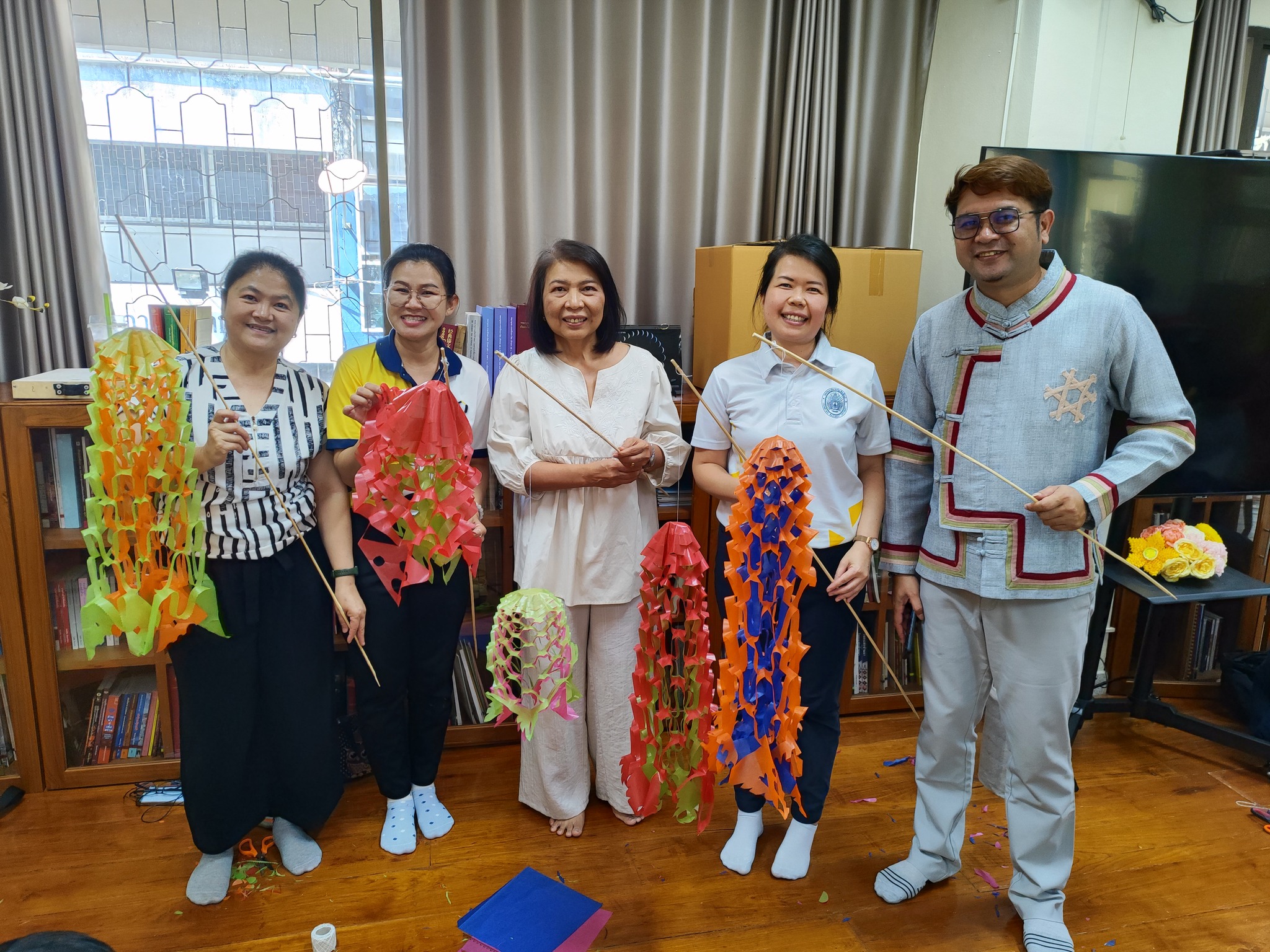 ภาพประกอบ: จัดกิจกรรมตัดตุงไส้หมู่สืบสานประเพณีปีใหม่เมือง ครั้งที่ 3