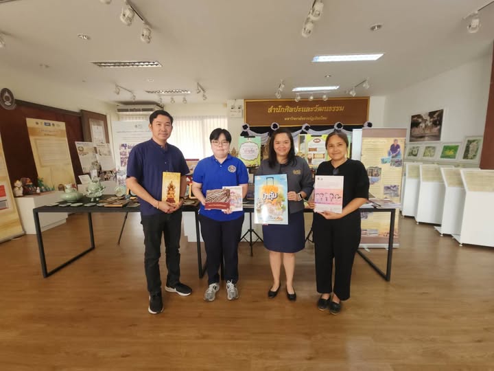 ภาพประกอบ: มอบรายงานการวิจัย หนังสือที่จัดพิมพ์และเผยแพร่โดยอาจารย์และสำนักศิลปะและวัฒนธรรม ให้แก่หอสมุดรัฐสภาอเมริกัน สำนักงานใหญ่กรุงวอชิงตัน ดี.ซี.