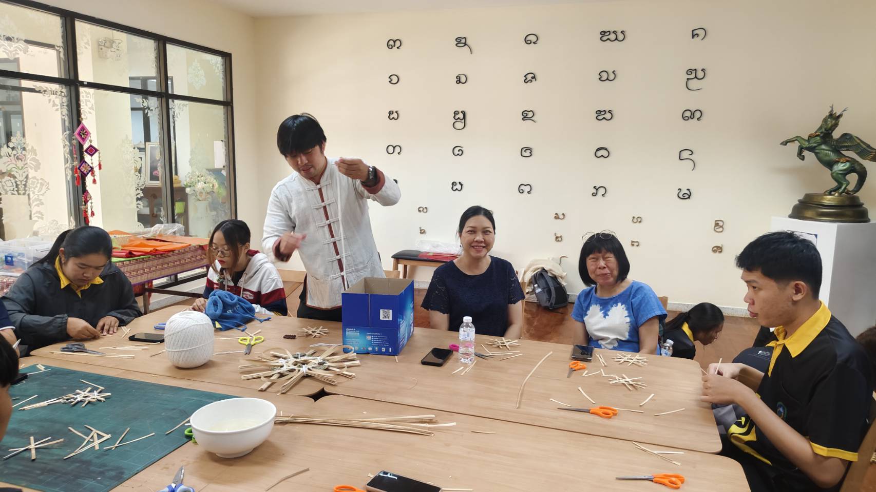 ภาพประกอบ: จัดกิจกรรมการอบรม “สานตาแหลว (เฉลวล้านนา)” เนื่องในเทศกาลสงกรานต์ล้านนา
