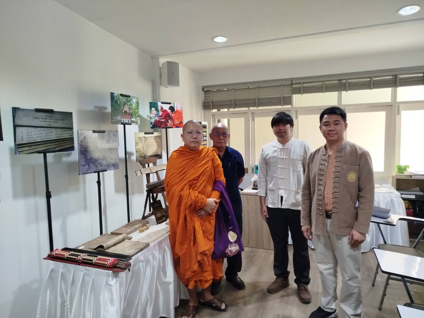 ภาพประกอบ: ร่วมจัดนิทรรศการเผยแพร่ความรู้ด้านภาษาและเอกสารโบราณล้านนา และการสาธิตภูมิปัญญาเกี่ยวกับการทำตุงตัวเปิ้งล้านนา เนื่องในวันรักการอ่านและวันอนุรักษ์มรดกไทย