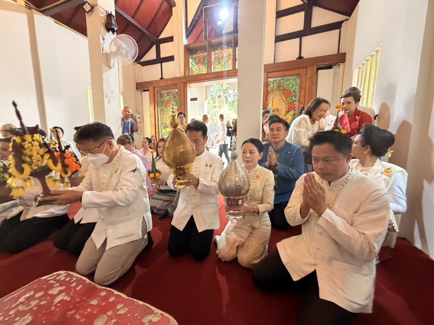 ภาพประกอบ: เข้าร่วมพิธีบำเพ็ญกุศลทักษิณานุปทานอุทิศถวายพระญามังรายและบรรพกษัตริย์เจ้าผู้ครองเมืองเชียงใหม่ และพิธีเปิดนิทรรศการภาพจิตกรรมฝาผนัง สืบสานประเพณีวิถีล้านนา 12 เดือน