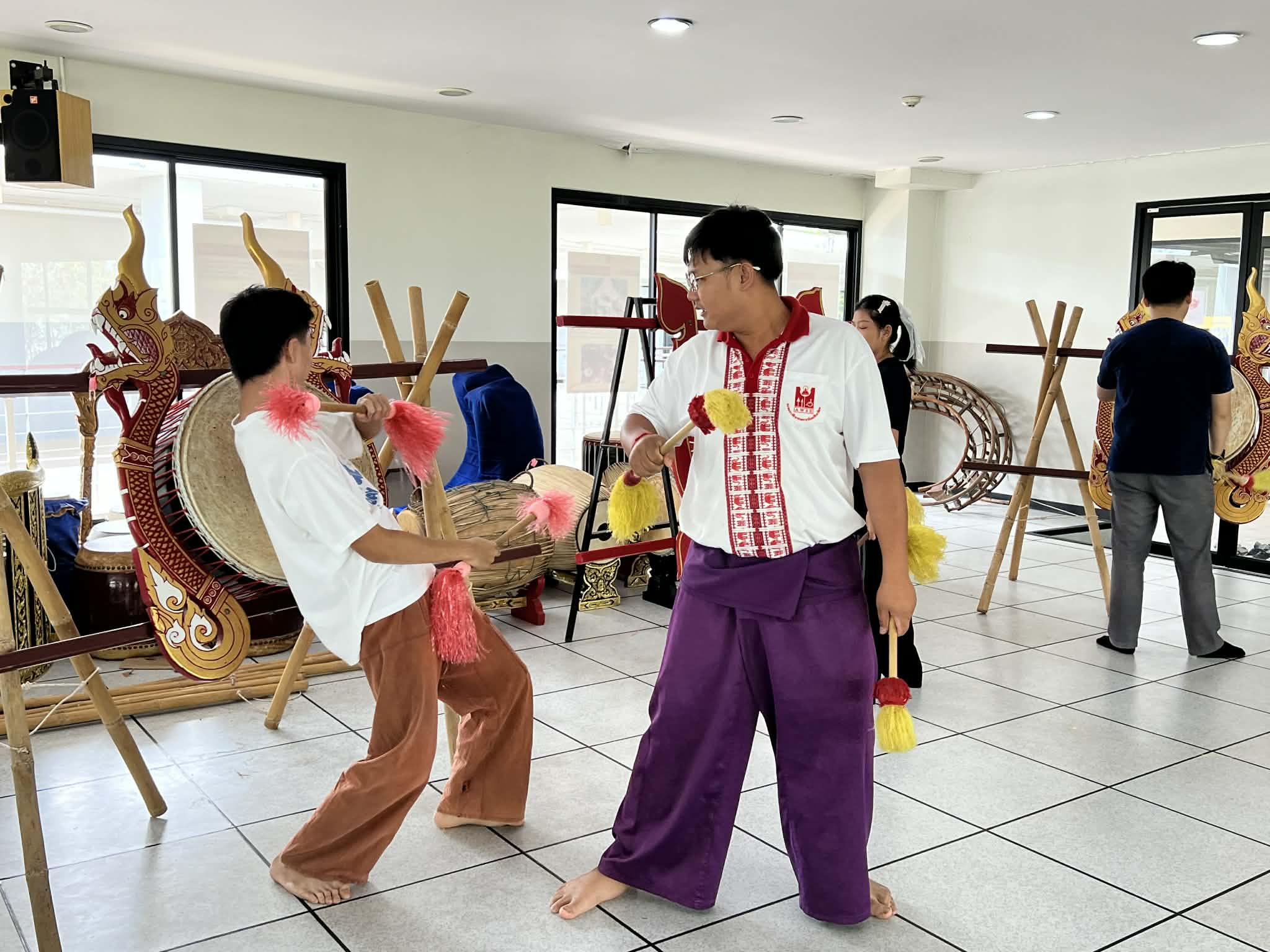 ภาพประกอบ: จัดการอบรมเชิงปฏิบัติการสืบสานองค์ความรู้ด้าน “กลองล้านนา” ภายใต้หัวข้อ “กลองสะบัดชัย: ศาสตร์แห่งจังหวะ วิถีแห่งศิลป์ และจิตวิญญาณแห่งล้านนา”