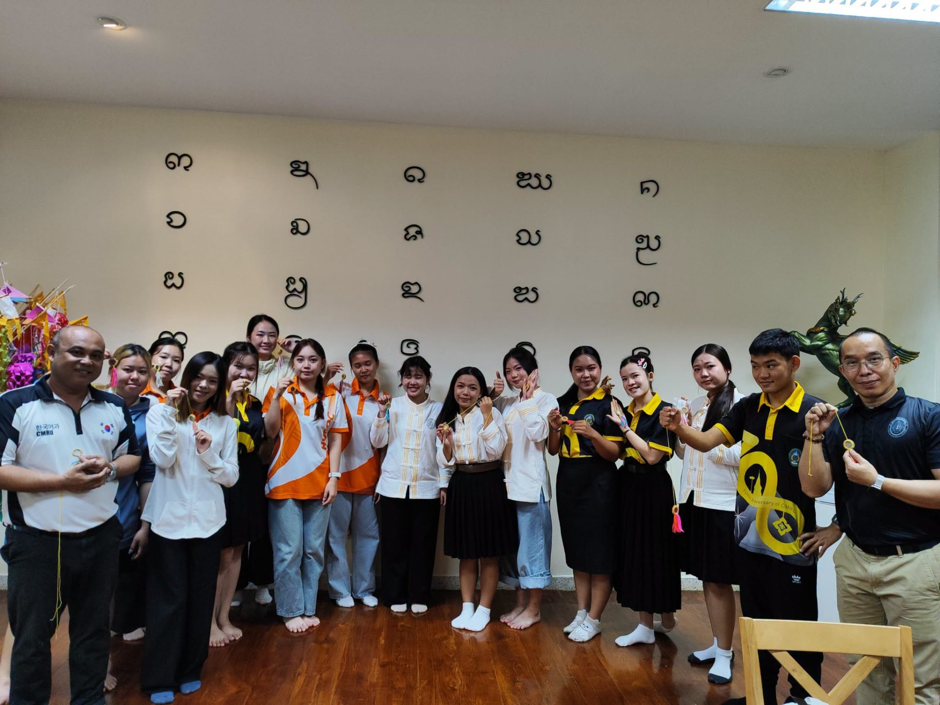 ภาพ: สำนักศิลปะฯ จัดอบรม 'ประดิษฐ์ตุงข้าวเปลือก' สืบสานวัฒนธรรมล้านนา