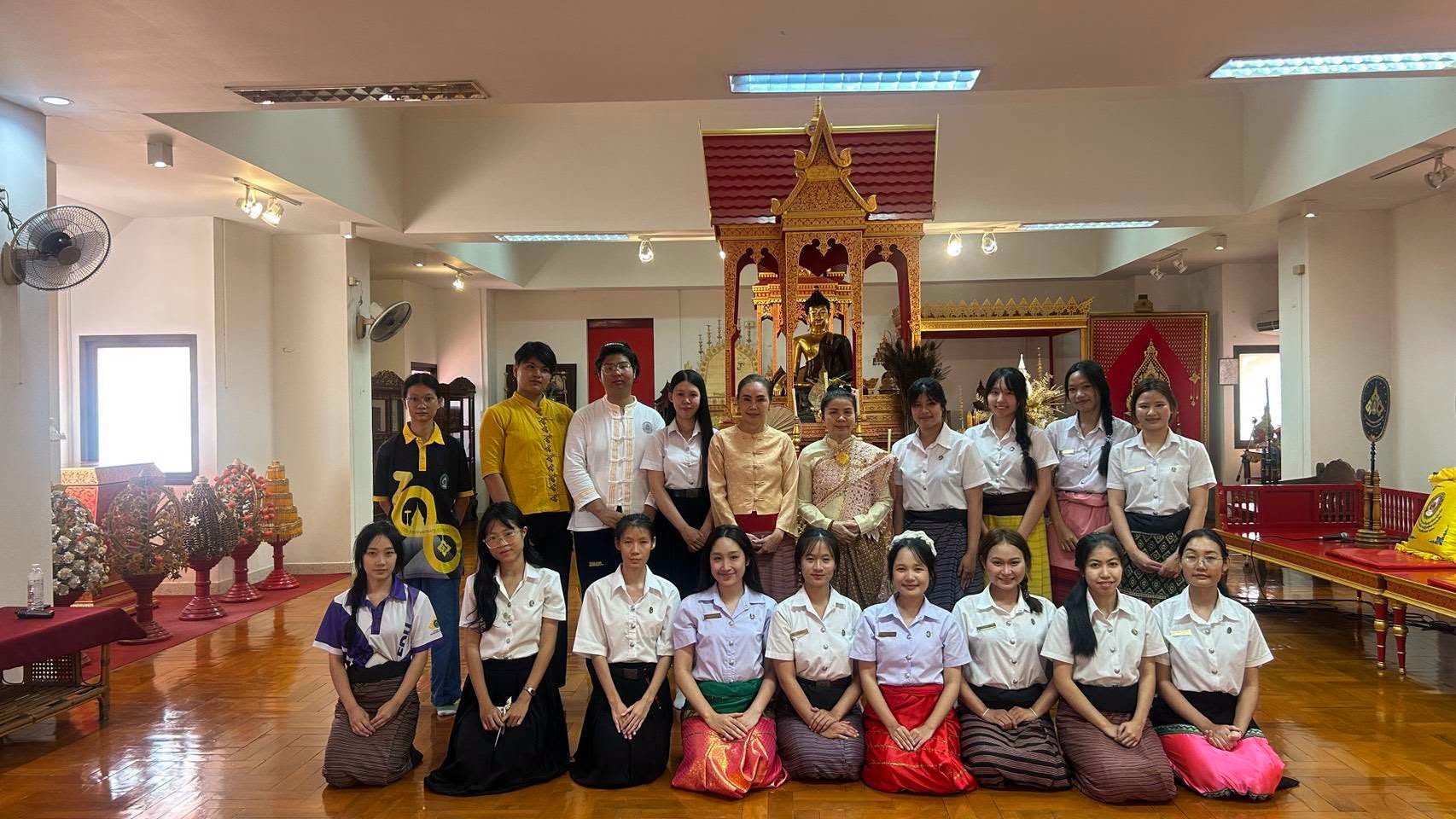 ภาพ: สำนักศิลปะและวัฒนธรรม จัดหลักสูตรฟ้อนเล็บล้านนา ส่งเสริมศิลปะและวัฒนธรรม 1 นักศึกษา 1 ศิลปะ
